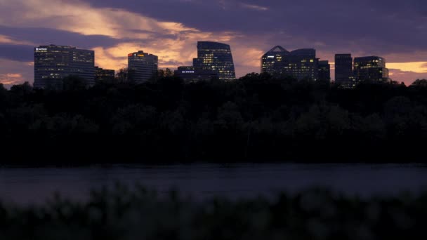 Rosslyn, Virginia Na druhé straně řeky Potomac Closeup při západu slunce — Stock video