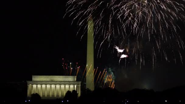 Feux d'artifice à travers la rivière Potomac à Washington DC Gros plan — Video