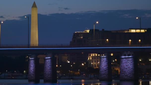 弗朗西斯 · 凯斯纪念桥与华盛顿蓝一小时纪念碑 — 图库视频影像