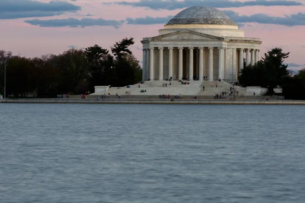 O Memorial Jefferson no início da primavera em Washington DC ao pôr do sol — Fotografia de Stock