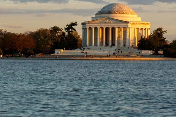 Pomnik Jeffersona wczesną wiosną w Waszyngtonie po południu — Zdjęcie stockowe