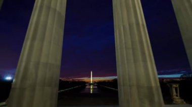 Washington Anıtı 'na bakan Sunrise' daki Lincoln Anıtı 'nda hızlandırılmış zaman aşımı.