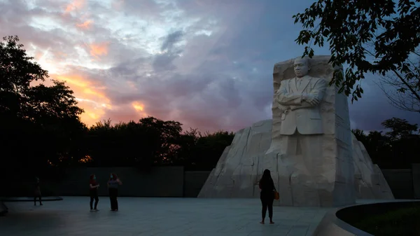 Martin Luther King Jr. Minnesmärke vid solnedgången i Washington DC — Stockfoto