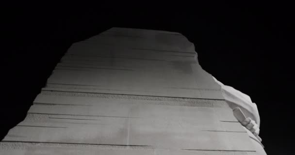 Fuori dalla Montagna della Disperazione una Pietra della Speranza Scritto sul Martin Luther King Jr Memorial a Washington DC di notte Video Panning Shot — Video Stock