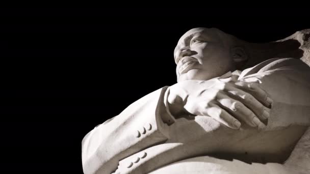 Martin Luther King Jr Memorial närbild spårning skott på natten Washington DC — Stockvideo