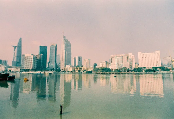 Landschapsfoto Film Zicht Gebouwen Gelegen Aan Rivier Saigon Tijd Vrijdagmorgen — Stockfoto