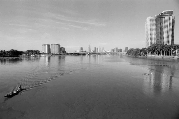 風景写真フィルム サイゴン川に位置する建物のビュー 2022年3月1日 ホーチミン市 — ストック写真