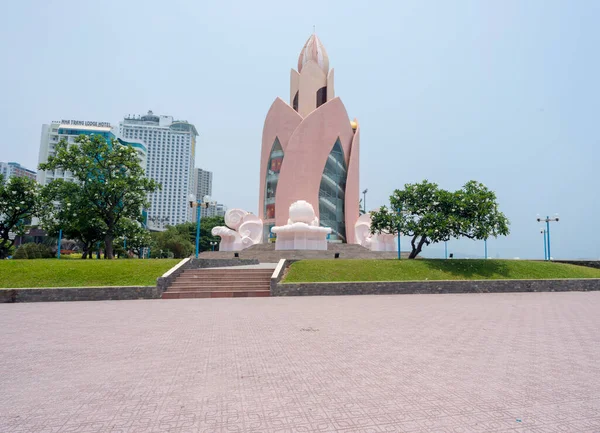 Manzara fotoğrafı: Nha Trang plajı boyunca binalar. Süre: 15 Nisan 2022. Konum: Nha Trang şehri.