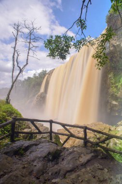 Manzara fotoğrafı: Bao Dai Şelalesi. Bu Vietnam 'da güzel bir şelale. Süre: 30 Mayıs 2022. Konum: Lam Dong Eyaleti. 