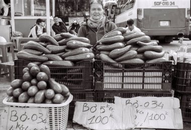 Fotoğraf siyah-beyaz: Da Lat şehrinde sokak hayatı. Da Lat Vietnam 'da ünlü bir turizm şehridir. Süre: 30 Mayıs 2022. Konum: Da Lat şehri.