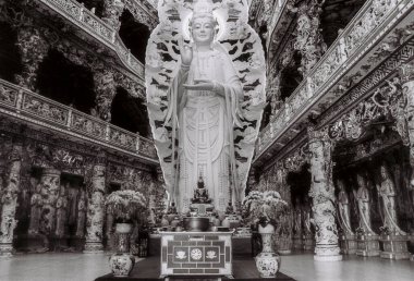Manzaralı siyah beyaz fotoğraf filmi: Linh Phuoc pagoda. Süre: 30 Mayıs 2022. Yeri, Lam Dong Eyaleti. Bu çok güzel mimarisi olan bir tapınak, özellikle pagoda birçok porselen ve porselen parçasından yapılmış..  