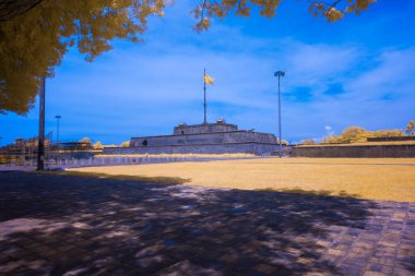 Manzara fotoğrafı: Kalenin rengini kızılötesi ışıktan geçirin. Zaman: 20 Haziran 2022. Yer: 