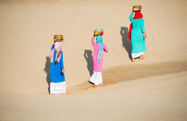 Art Photo Girls Walking Nam Cuong Sand Dunes Time July — Stock Photo, Image