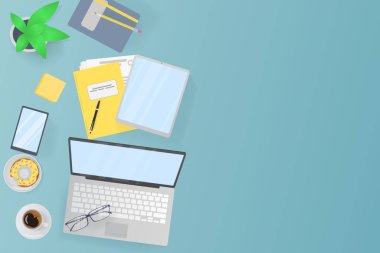 İş yeri, yönetim, finans ve kişisel ofis. Mesaj için yer. Yukarıdan bak. dizüstü bilgisayardaki defter ve ofis malzemeleri.