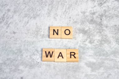 Gri arkaplandaki ahşap karelerden hiçbir savaş çıkarılamaz. Barış kavramı, Ukrayna 'da savaş