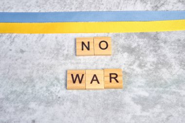 Hiçbir savaş, mavi ve sarı kurdeleli Ukrayna bayrağıyla gri bir zemin üzerine kurulmaz. Barış kavramı, Ukrayna 'da savaş