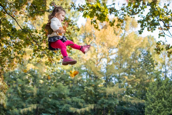 Feliz Saltando Niño Bosque Con Hojas Otoño Emoción Deleite Cara — Foto de Stock
