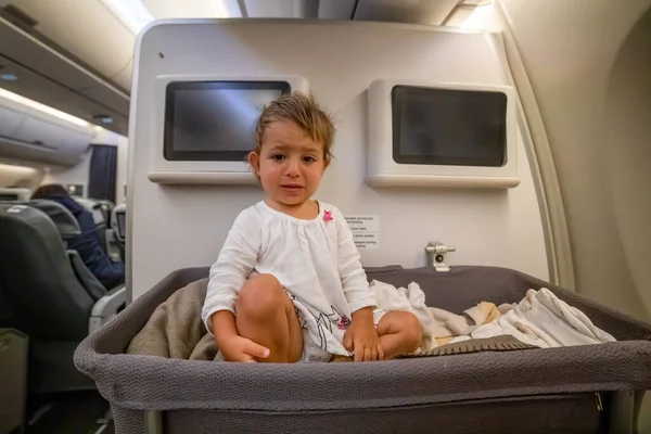 Ένα Παιδικό Κάθισμα Που Κλαίει Μια Ειδική Κούνια Στο Αεροπλάνο — Φωτογραφία Αρχείου
