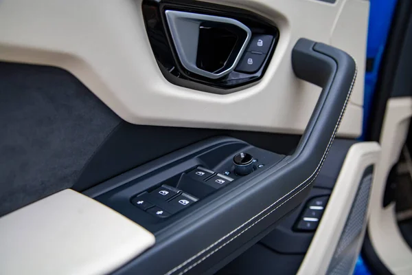 Modern arabanın içi. Yan kapı düğmeleri: pencere, ayna ayarlama düğmeleri, kapı kilidi. Araba içeride.. — Stok fotoğraf