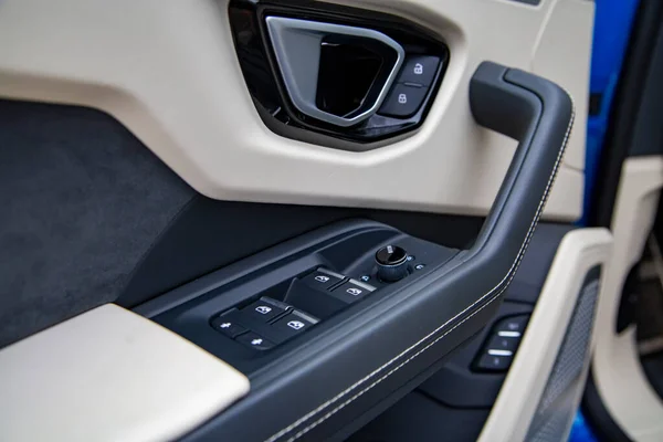 Intérieur de la voiture moderne. Boutons de porte latéraux : fenêtre, boutons de réglage miroir, serrure de porte. Voiture intérieure. — Photo