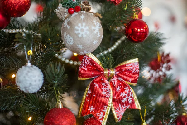 Gezellig versierde kerstboom met rood gekleurde decor in hone interieur close-up — Stockfoto