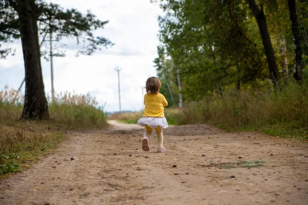 Niño adorable huir país carretera en el bosque — Foto de Stock