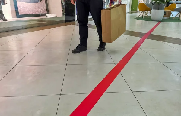 Homme sans visage marchant dans le centre commercial avec sac d'artisanat. concept du vendredi noir — Photo