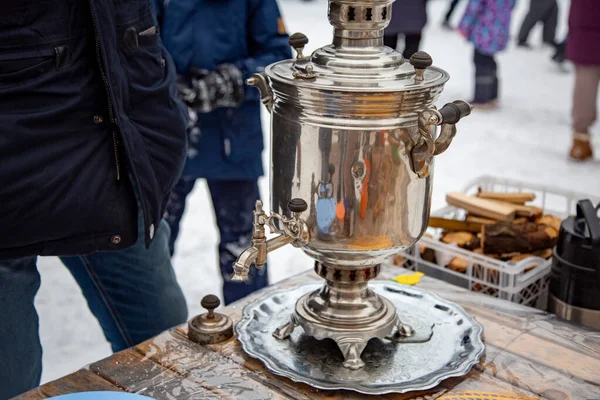 Tetera rusa samovar en maslenitsa selebración al aire libre —  Fotos de Stock