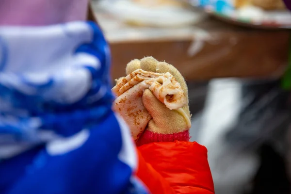 Maslenitsa festivalinde krep yiyen küçük bir kız.