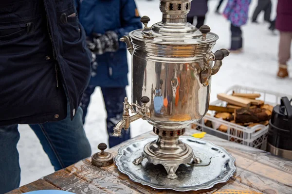 Rosyjski czajniczek samowar na maslenitsa zewnątrz selekcji — Zdjęcie stockowe