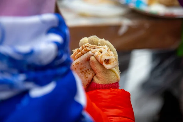 Mała dziewczynka je naleśniki blini na festiwalu Maslenitsa — Zdjęcie stockowe