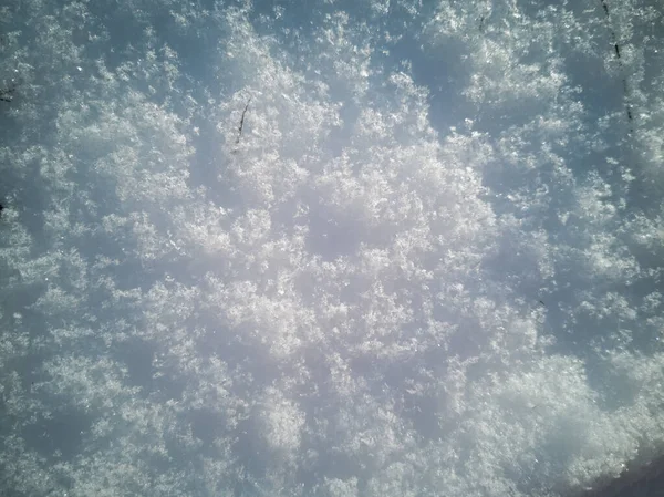 Textura abstractă naturală de zăpadă și iarbă uscată. vedere de sus a modelului de acoperire a zăpezii — Fotografie, imagine de stoc