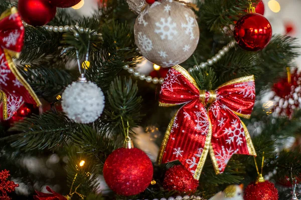 Gezellig versierde kerstboom met rood gekleurde decor in hone interieur close-up — Stockfoto