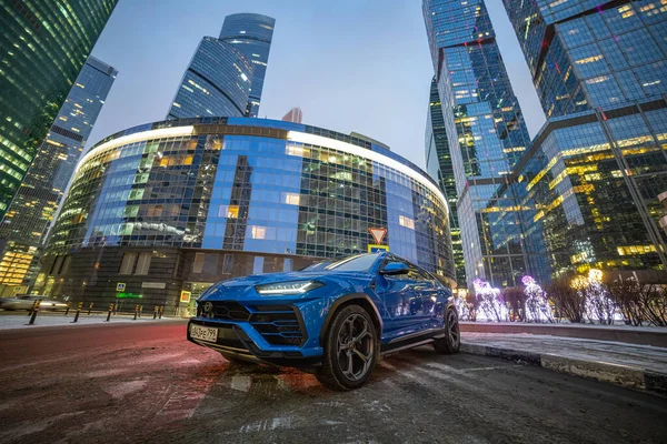 Moskova, Rusya - 13 Aralık 2020: Premium SUv Lamborghini urus şehir merkezindeki otoparklarda duruyor. — Stok fotoğraf