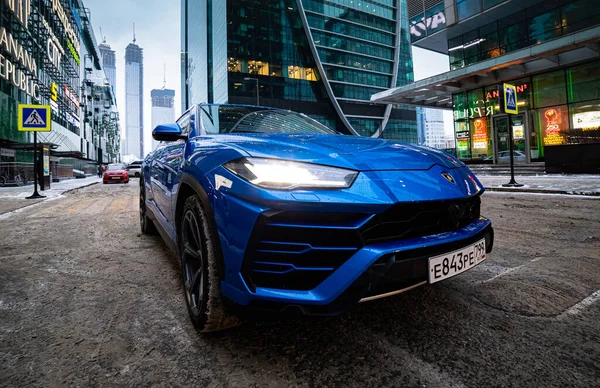 Moskova, Rusya - 13 Aralık 2020: Premium SUv Lamborghini urus şehir merkezindeki otoparklarda duruyor — Stok fotoğraf