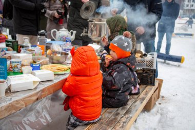 Moskova, Rusya - 14 Mart 2021: Maslenitsa festivali açık hava partisi