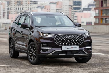 Moskova, Rusya - Mart 18.2021: Yeni SUV chery tiggo 8 pro. Çinli üretici Chery 'nin yedi koltuklu yeni minivanı.