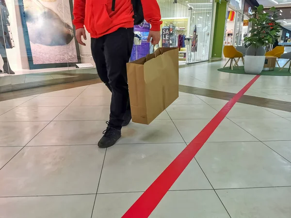 En ansiktslös man som går i köpcentret med pysselväska. svart fredag koncept — Stockfoto