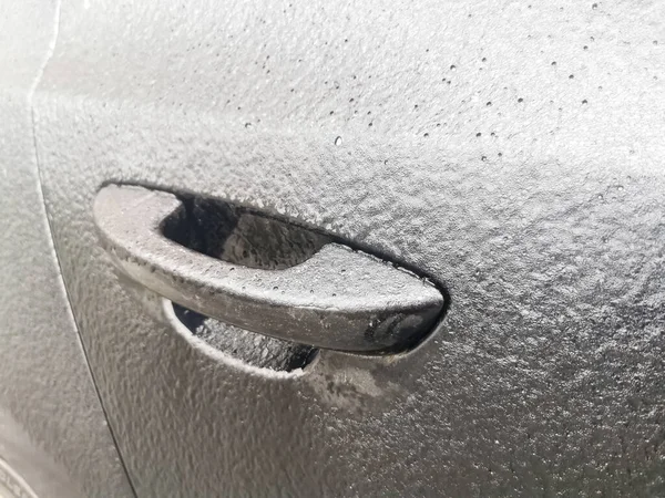 Congelado carro maçaneta da porta de perto. — Fotografia de Stock