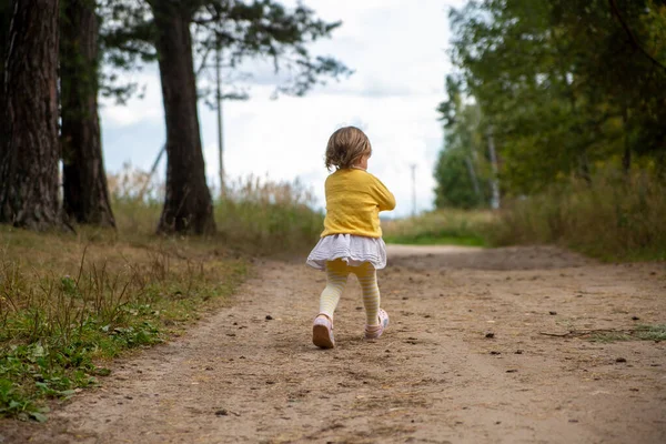 Niño adorable huir país carretera en el bosque — Foto de Stock