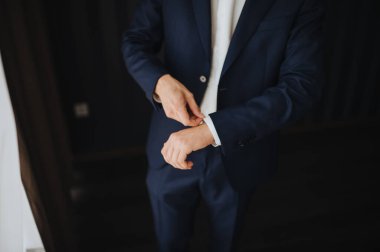 Müdür işe hazırlanıyor.