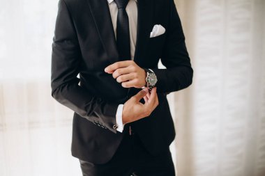 Müdür işe hazırlanıyor.