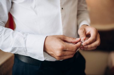 Banka çalışanı yeni bir iş gününe hazırlanıyor.