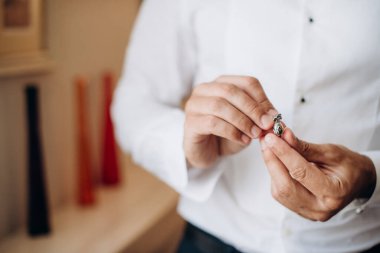 Banka çalışanı yeni bir iş gününe hazırlanıyor.