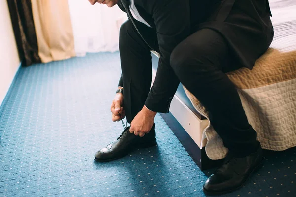 Man Suit Groom Close Puts Shoes Ties His Shoelaces — Stock Photo, Image