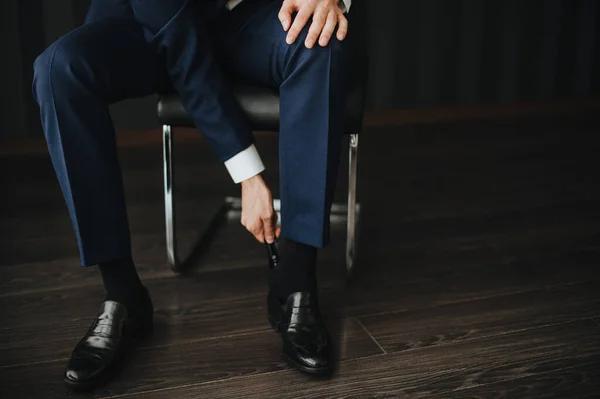 Homem Fato Noivo Perto Calça Sapatos Amarra Atacadores — Fotografia de Stock