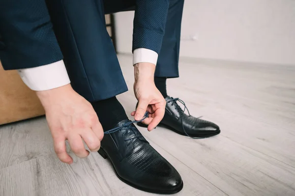 Homem Fato Noivo Perto Calça Sapatos Amarra Atacadores — Fotografia de Stock