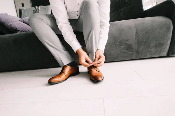 Чоловік Костюмі Наречений Крупним Планом Одягає Взуття Пов Язує Свої — стокове фото