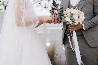 Evlilik, düğün töreni, yakın plan yüzükler.