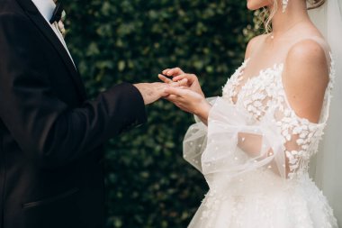 Evlilik, düğün töreni, yakın plan yüzükler.